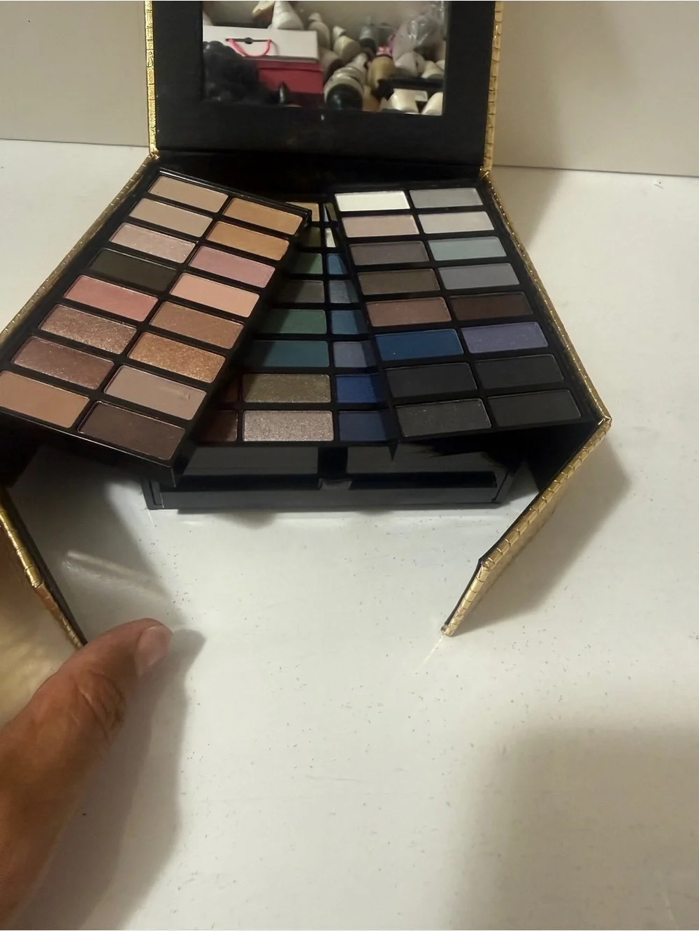 Versatile Women Makeup Palette with Lip and Eye Shades - Pink & Neutral Tones